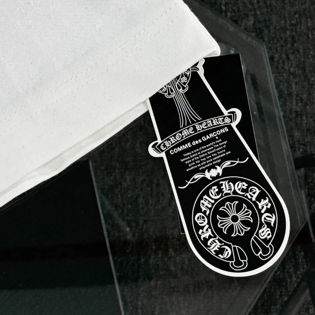 P170 Chrome Hearts Chrome Hearts 25 high version. The fabric is made of 300 grams of high-density pure cotton. It does not deform or shrink. It has three complete labels. It is the same style for men and women. Technology: thick silicone printing. Color: three colors. SIZE: S-XL.